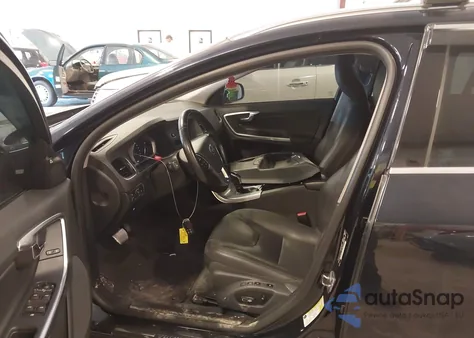 2017 Volvo V60 T5 Premier z USA, uszkodzony, nr VIN YV140MEK9H1367711